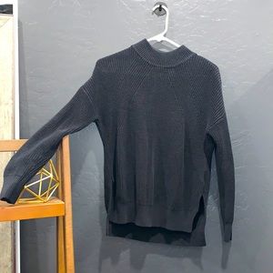 Long sleeve, half turtle neck knitted sweater.